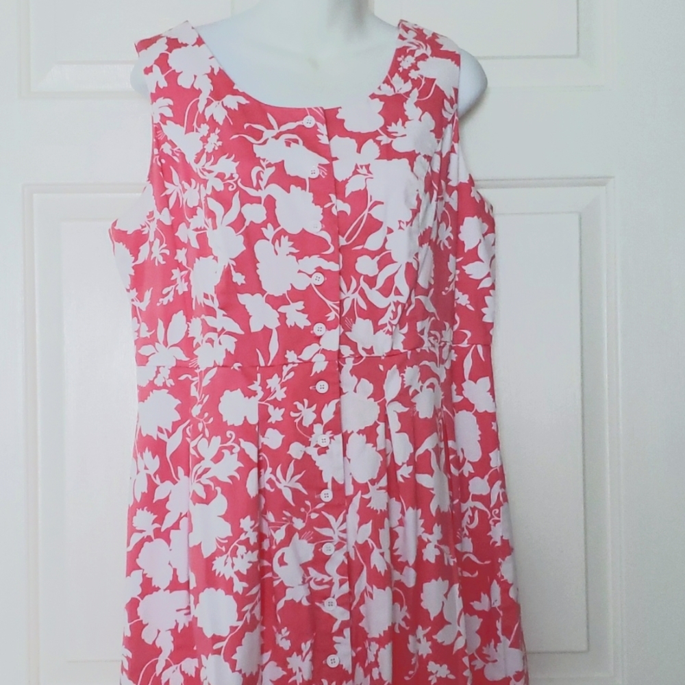 Floral Midi with Buttons hits me below the knees. I'm 5' 7"